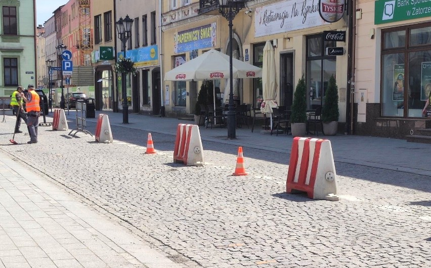 Na Rynku w Oświęcimiu trwają prace drogowe