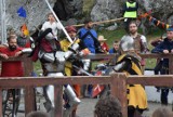Turniej rycerski na zamku Ogrodzieniec. Tłumy turystów z całej Polski obserwowało walki rycerskie
