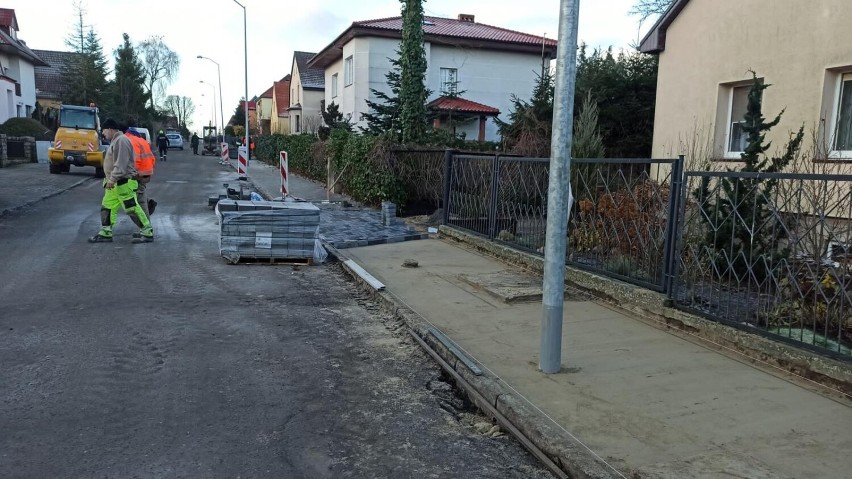 Zmienia się ulica w okolicy osiedla Chopina w Stargardzie. Nowy chodnik i wiśnie japońskie