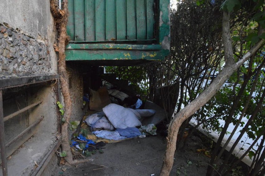 Bezdomni żyją pod balkonami na Łaciarskiej. Zgodnie z prawem [zdjęcia]