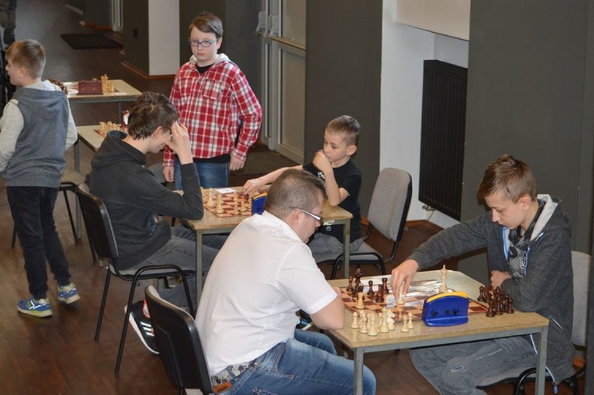 Woźniki: turniej szachowy „WIOSNA 2018”. Uczestnicy rywalizowali w Miejsko Gminnym Ośrodku Kultury [zdjęcia]