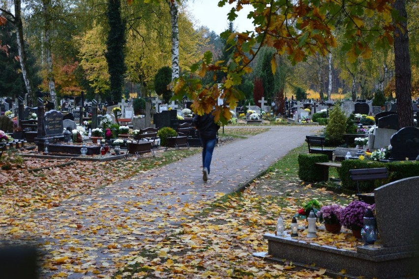 Ukradkiem przez cmentarz w Goleniowie. Co odważniejsi zapalają znicze na grobach