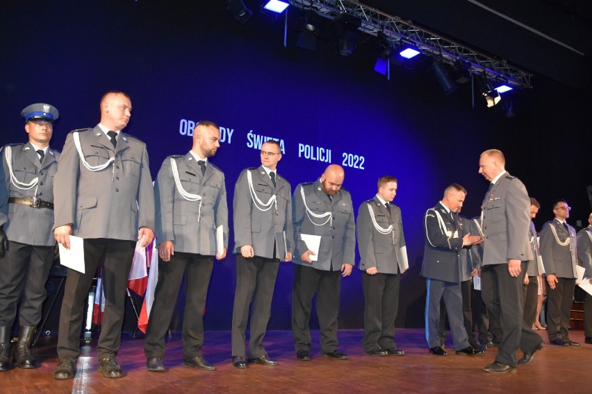 Święto Policji 2022 w Kościerzynie. Funkcjonariusze otrzymali awanse i nagrody [GALERIA]