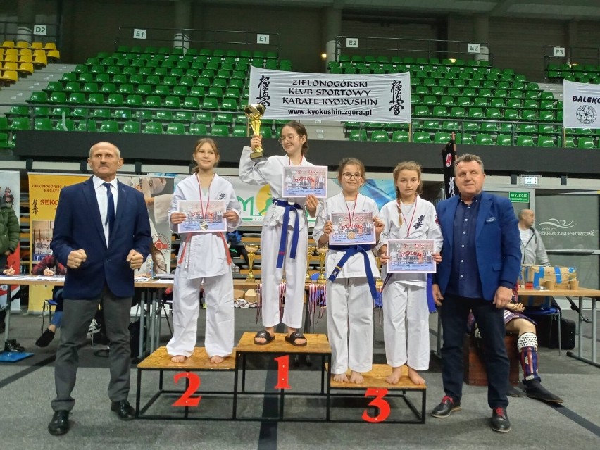 32 medale zdobyli zawodnicy ZKS Karate Kyokushin Zielona...