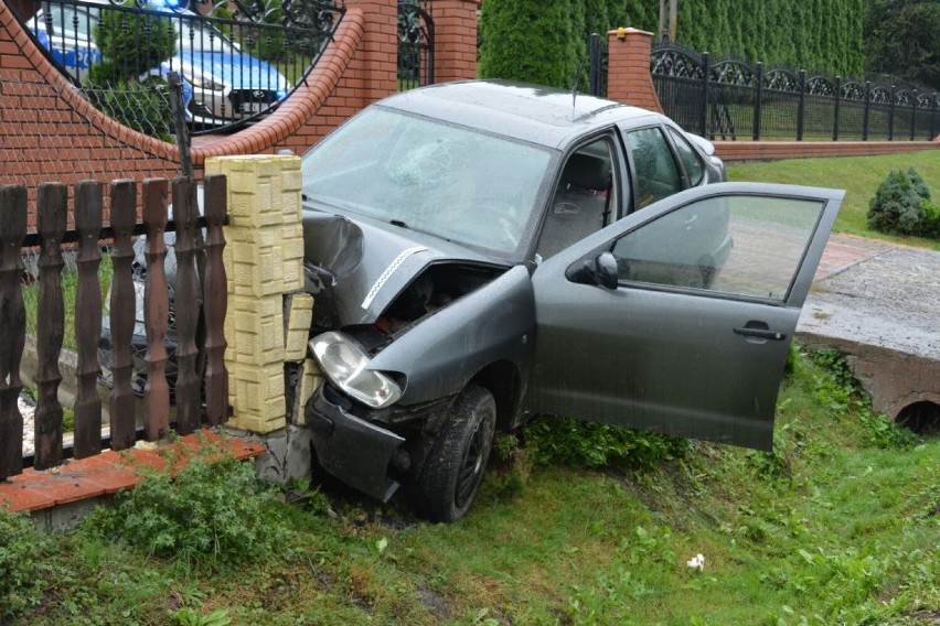 Kompletnie pijana 36-latka wjechała w ogrodzenie w Pawłosiowie koło Jarosławia. Ranny pasażer trafił do szpitala