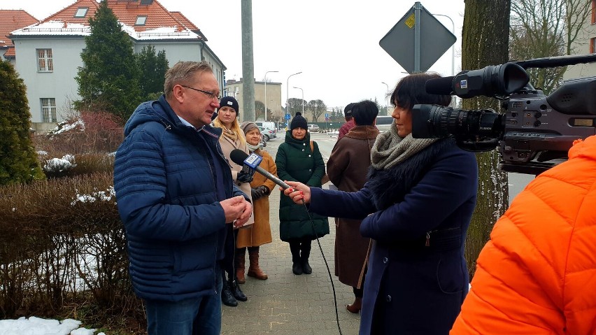 Posłowie Gawron i Burzyńska przyszli z "Pytaniami do Tuska"...