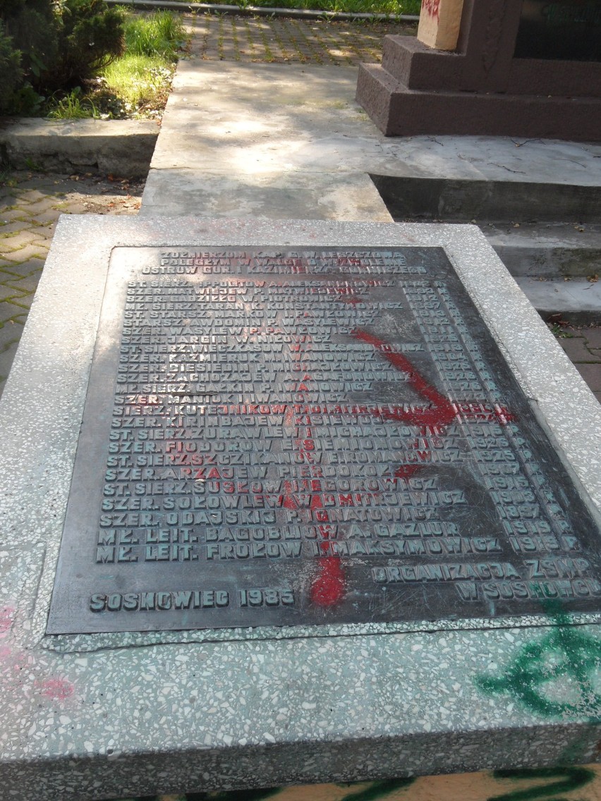 Sosnowiec: zdewastowany pomnik żołnierzy radzieckich w Ostrowach Górniczych [ZDJĘCIA]