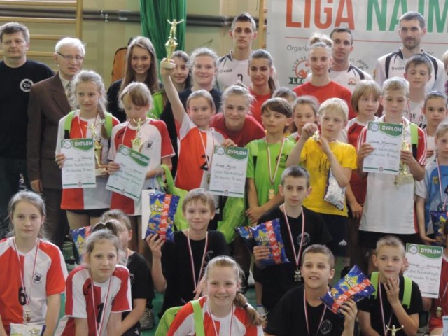 Uczestnicy Ligi Najmłodszych rozegrali wielki finał w hali ZSP 2 w Tomaszowie.