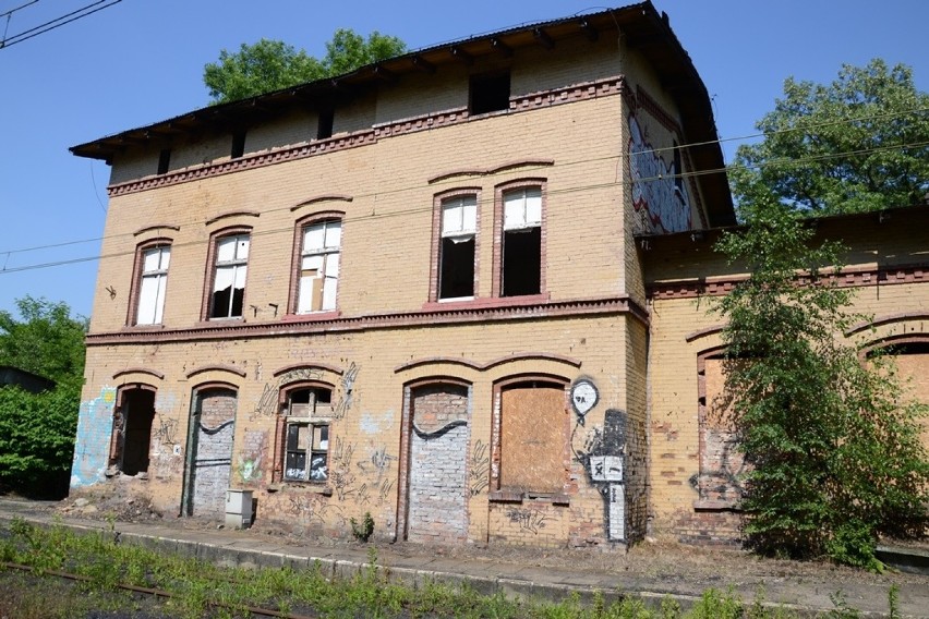 PKP wyburza w Mysłowicach. Znikną m.in. dworzec kolejowy w Brzezince i wieża ciśnień. Pamiętacie je?