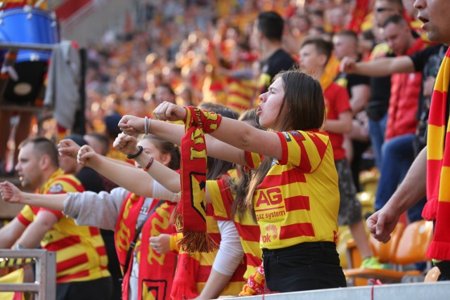 Zobaczcie galerię z meczu Jagiellonia - Termalica Nieciecza. Jaga wygrała 1:0 a z trybun oglądało ten mecz ponad 14 tys. kibiców. Liderująca Jagiellonia a do tego ładna pogoda. To sprawiło, że w niedzielę na Stadionie Miejskim w Białymstoku frekwencja dopisała.


"Artysta w kuchni" odc. 3 – Andrzej Wrona nadziewa pierś z kurczaka. Jak mu poszło?

