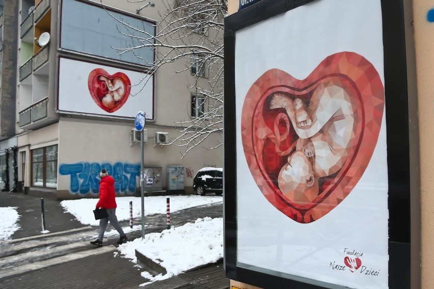 Billboardy pojawiły się krótko po tym, gdy w Polsce wybuchły...