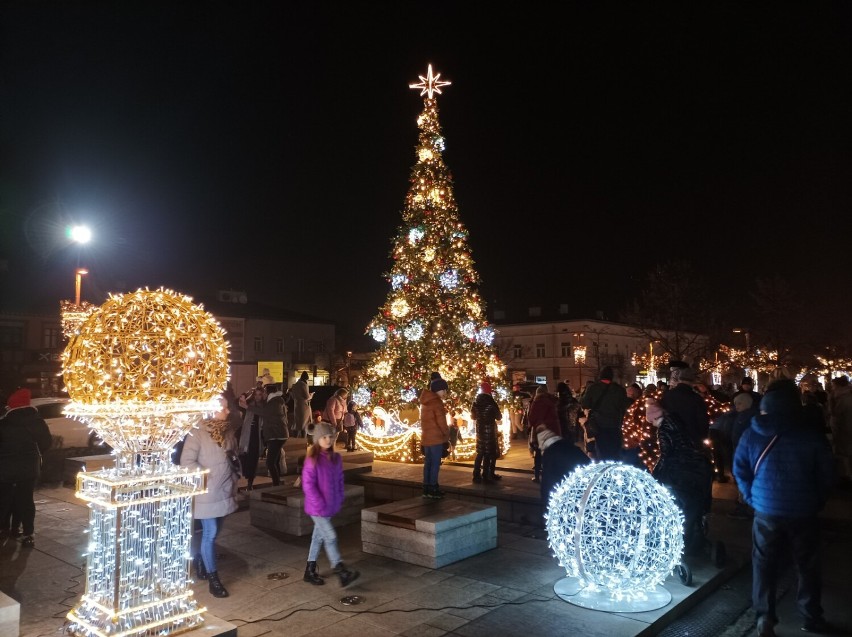 Świąteczny piknik w Tomaszowie Maz. Nowa iluminacja zachwyciła tomaszowian [ZDJĘCIA]