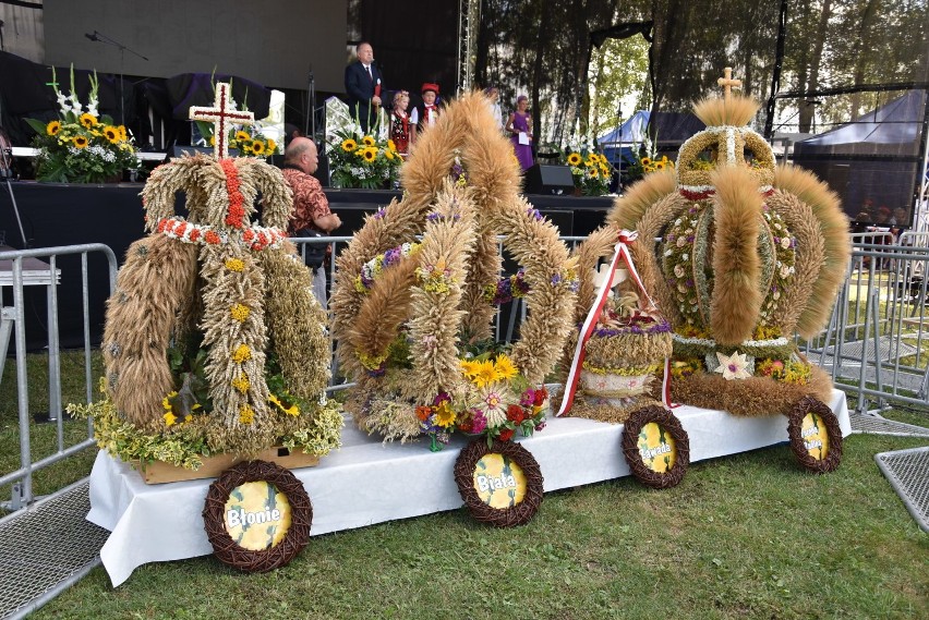 Wieniec z Poręby Radlnej powalczy o tytuł na dożynkach prezydenckich w Spale [ZDJĘCIA]