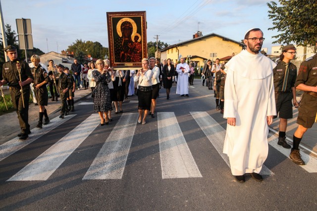 W niedzielę, 26 września, około godziny 17 kopia Obrazu Matki Boskiej Częstochowskiej dojechała do Lusówka pod Poznaniem. Uroczystości rozpoczęły się przy figurze Serca Jezusowego, a później przeniesiono je do parafii pw. świętej Rity w Lusówku.
Przejdź do kolejnego zdjęcia --->