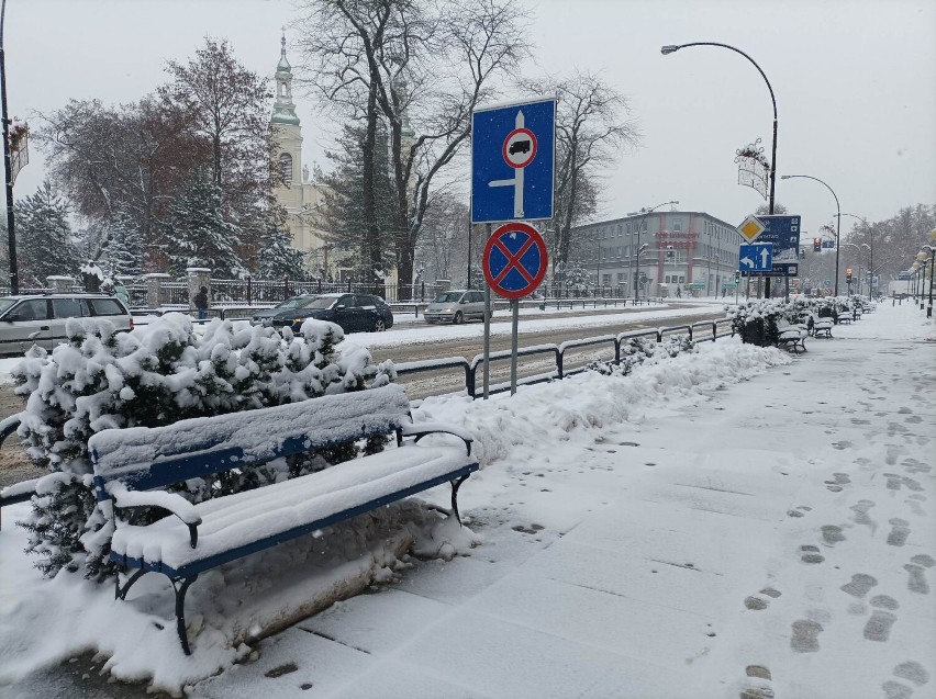 Zima w Tomaszowie. Miasto zasypane śniegiem. Na drogach biało i ślisko ZDJĘCIA