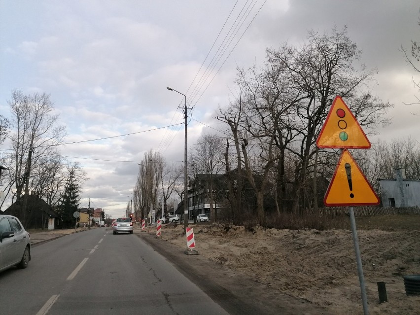 Przebudowa drogi 713 w Tomaszowie. Wkrótce objazd dla samochodów ciężarowych. Zobacz, jak posuwają się prace [ZDJĘCIA]