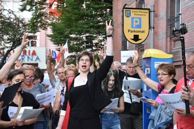 Spontaniczny protest przed Sądem Okręgowym w Legnicy