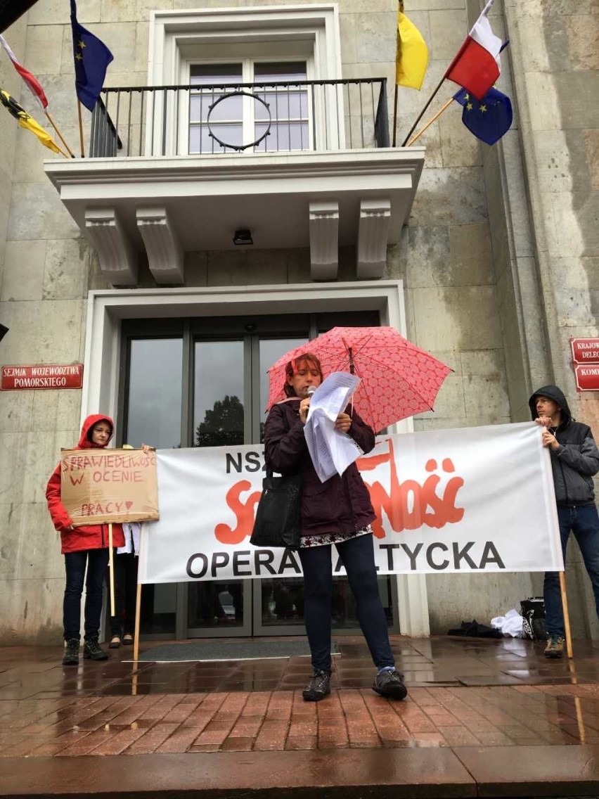 "Stop niszczeniu Opery Bałtyckiej" w Gdańsku. Pikieta przed Urzędem Marszałkowskim [ZDJĘCIA]