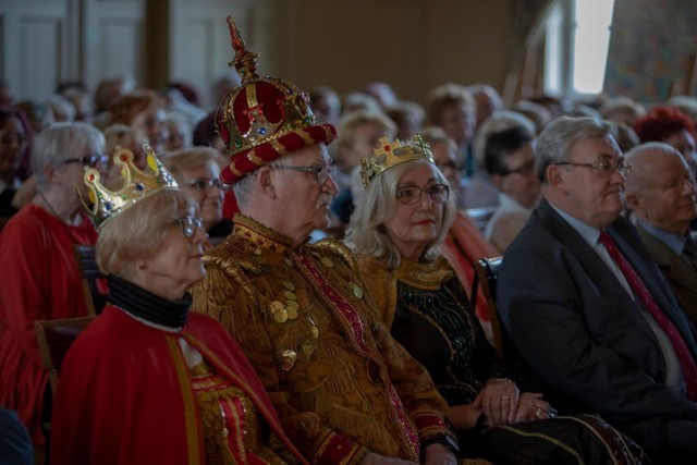 3 kwietnia 2019 roku (środa) w sali koncertowej „Copernicanum” przy ul. Kopernika 1 w Bydgoszczy odbyły się uroczyste urodziny Kazimierzowskiego Uniwersytetu Trzeciego Wieku. W trakcie uroczystości uhonorowano "Doktoratami" słuchaczy z 10-letnim stażem, wręczono zaszczytne tytuły "Osobowość KUTW" i statuetki "Przyjaciel KUTW". Nie zabrakło części artystycznej w wykonaniu słuchaczy KUTW.



PiS obiecuje: 500 plus na pierwsze dziecko, "13" emerytura dla najstarszych.

