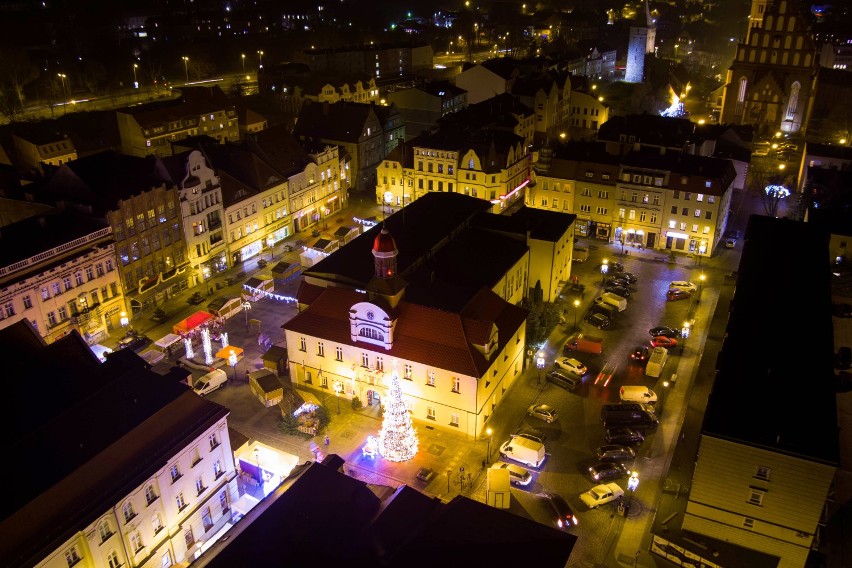 Zdjęcia jarmarku świątecznego w Żarach z drona. Jak Rynek wygląda z nieba?