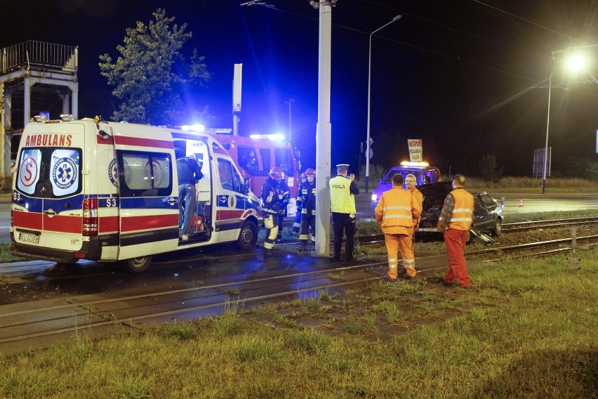 Wypadek na Włókniarzy w Łodzi. Samochód uderzył w słup i zablokował torowisko [ZDJĘCIA]