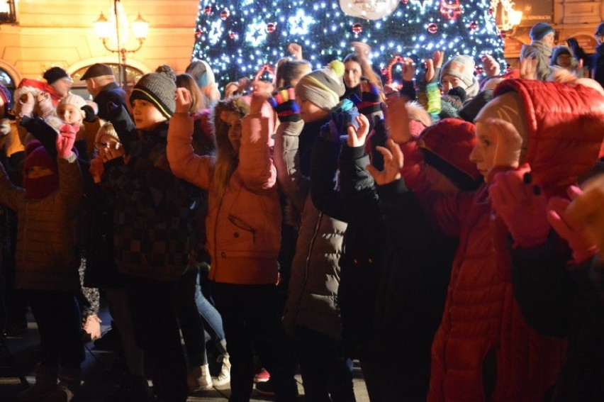 Mikołajki 2018 w Piotrkowie. Rozbłysła choinka w Rynku...