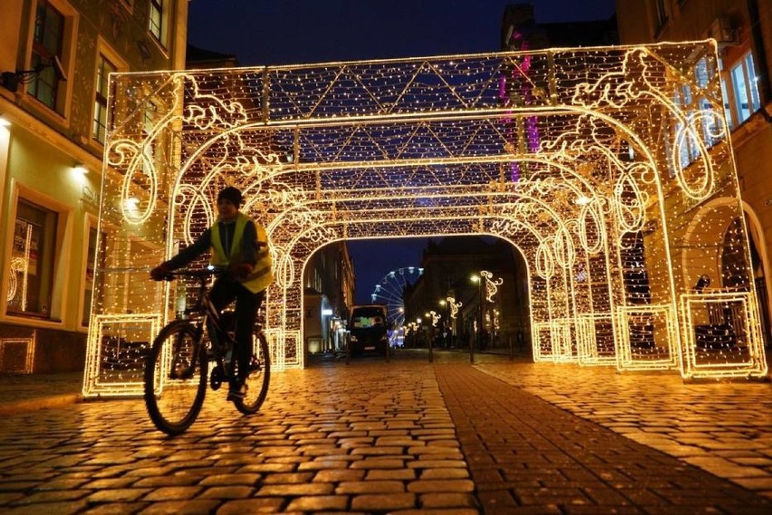 Iluminacje świąteczne na Starym Rynku, placu Wolności i na...