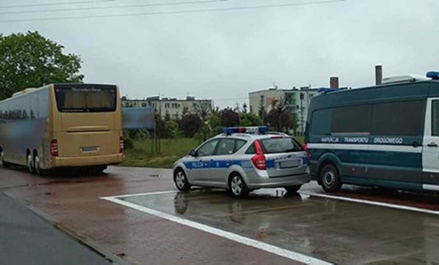 Inspektorzy ITD w czwartek, 9 maja, na drodze w Wilkowie koło Świebodzina zatrzymali do kontroli  autobus należący do polskiego przewoźnika. Jechała nim grupa 40 rosyjskich turyst&oacute;w. Podr&oacute;żowali z Francji do Polski. Autokar obsługiwany był przez dw&oacute;ch kierowc&oacute;w, kt&oacute;rych poddano kontroli trzeźwości.

LUBUSKIE: Kierowcy autobusu byli pijani 
Okazało się, że kierujący autobusem wydmuchał niemal 0,8 promila alkoholu. W takim stanie prowadził autokar. Jego zmiennik wdmuchał około ponad 0,7 promila alkoholu. Na miejsce wezwano świebodzińską policję, kt&oacute;ra zatrzymała kierowc&oacute;w.

Czytaj r&oacute;wnież: 
Są tak pijani, że nie mogą ustać na nogach, a wsiadają za k&oacute
Nietrzeźwa kobieta wjechała samochodem w witrynę sklepu w Wałczu. Zabrała butelkę alkoholu
Przyszła do komendy zbadać stan trzeźwości, wyszła bez &bdquo


WIDEO: Pijany Romeo i Julia na rowerach w gminie Drezdenko. On miał 1,5, ona 4 promile
&lt;script class=&quot;XlinkEmbedScript&quot; data-width=&quot;640&quot; data-height=&quot;360&quot; data-url=&quot;//get.x-link.pl/912dc3bd-6c39-f1a7-d349-7d91c16b0e76,f131c50f-1e22-d7e2-48d2-cc92533806af,embed.html&quot; type=&quot;application/javascript&quot; src=&quot;//prodxnews1blob.blob.core.windows.net/cdn/js/xlink-i.js?v1&quot;&gt;&lt;/script&gt;