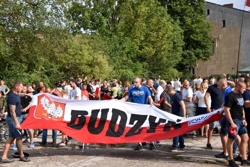 Żywa kotwica w Pile: Mieszkańcy powiatu chodzieskiego też oddali hołd powstańcom (FOTO)