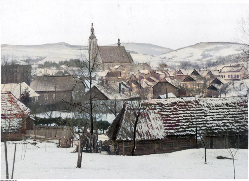 Limanowa. Panorama miasta - widok zimą. Widoczny kościół...