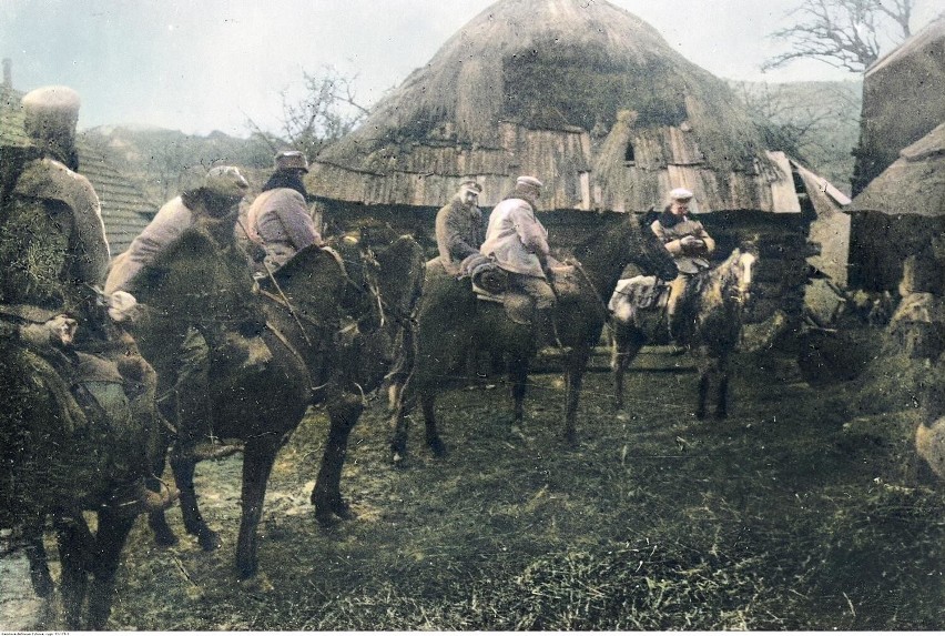 Józef Piłsudski wraz z kawalerzystami legionowymi na drodze...