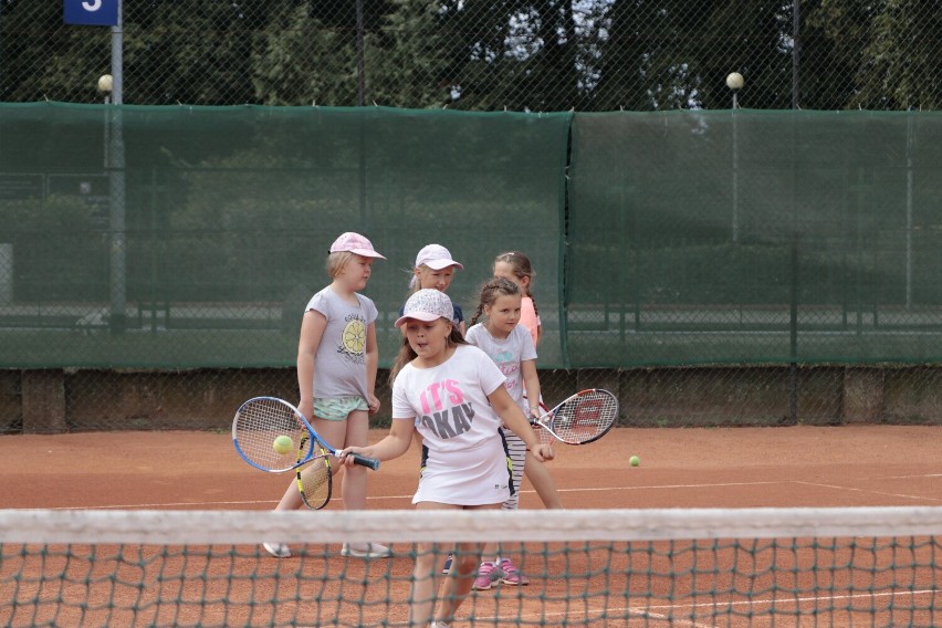 Spółdzielnia Mieszkaniowa Piast w Złotowie zorganizowala Akademię tenisa ziemnego dla dzieci na kortach przy Mickiewicza w Złotowie