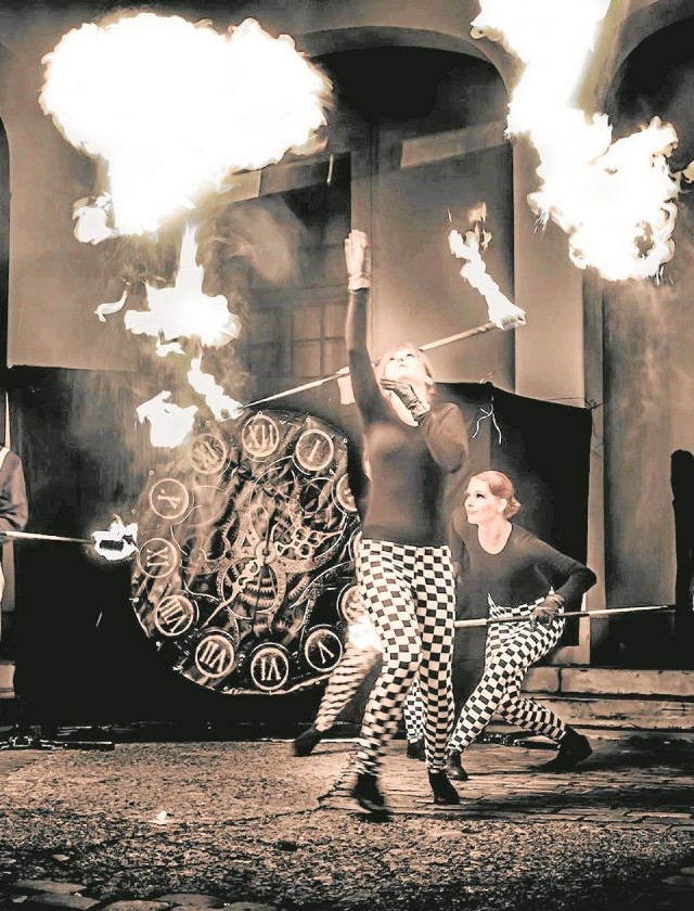 Teatr Ognia Lascar to fantastyczne pokazy z ogniem. Grupa poprzez swoje pokazy opowiada historie z pogranicza teatru