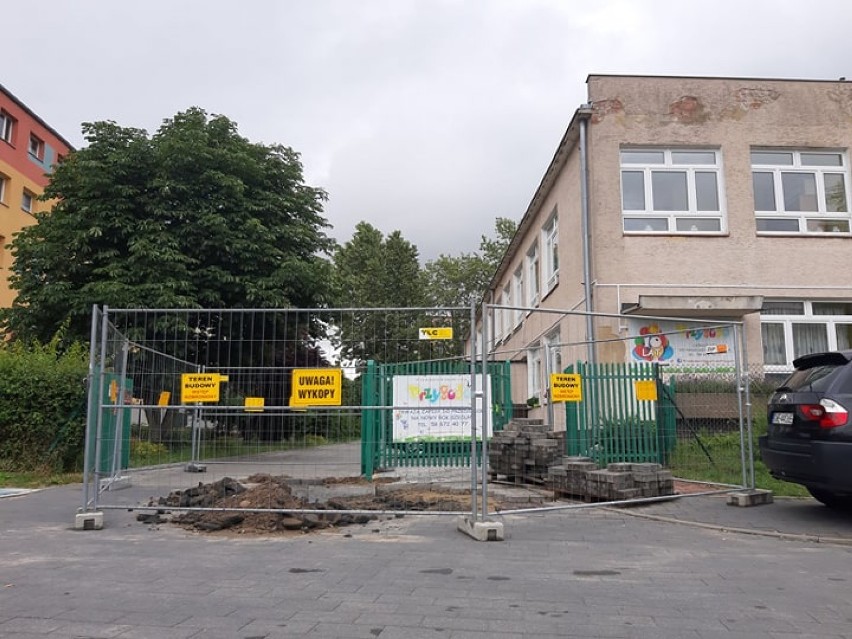 Przedszkolna "afera" w Wejherowie nadal trwa. Zablokowano dojazd do budynku na os. 1000-lecia [ZDJĘCIA, OŚWIADCZENIE UM WEJHEROWO]]