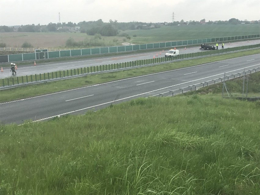 Wypadek na A1 w Bobrownikach. Osobówka zderzyła się z tirem