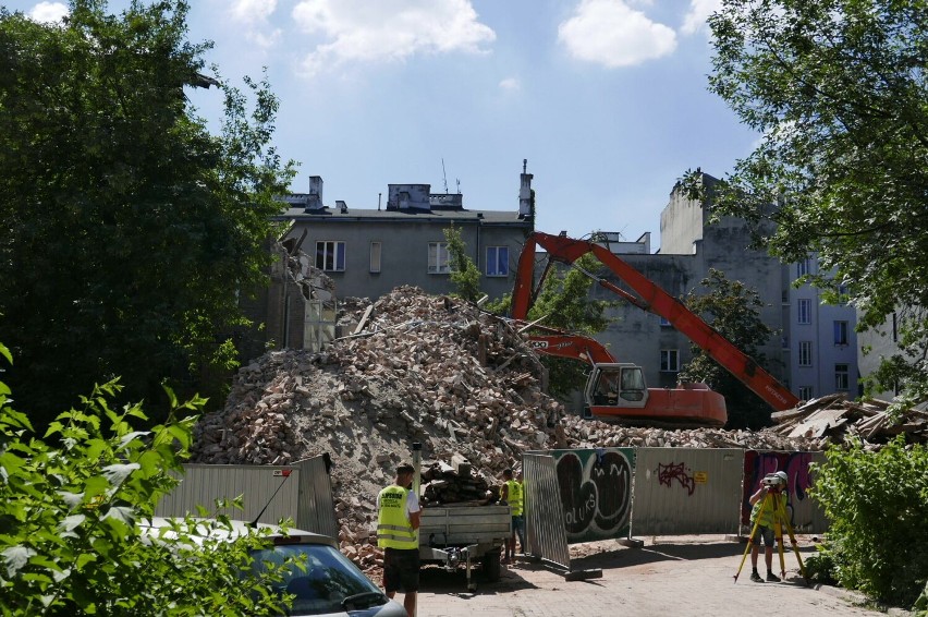 Warszawa. Rozbiórka kamienicy na Hożej 9A