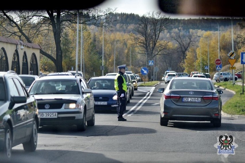 Trwa akcja Znicz 2023 w Wałbrzychu, policja kieruje ruchem i...
