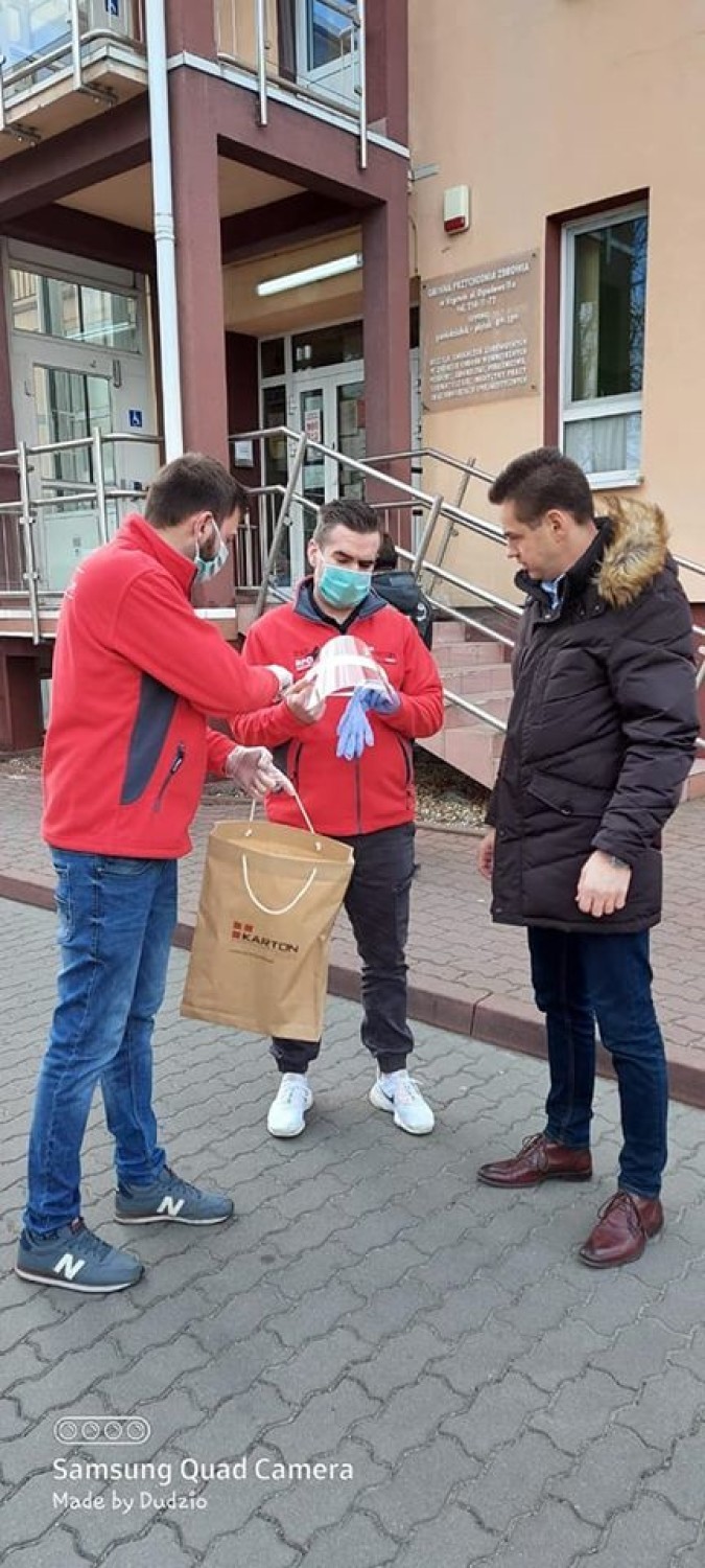 #zarażamydobrem. Motocykliści z grupy APC Motopasja dostarczyli przyłbice ochronne