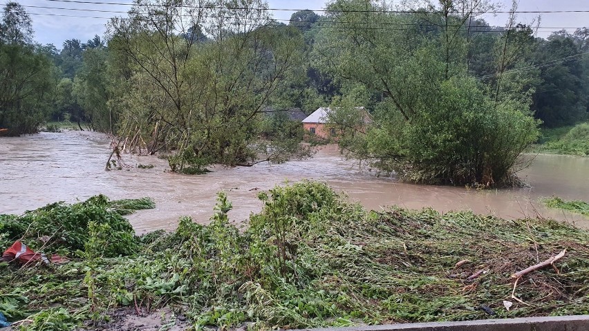 Powódź w gminie Bircza w powiecie przemyskim. Zdjęcia strażaków z OSP Bolestraszyce i OSP Medyka [GALERIA]