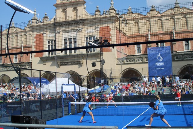 25 czerwca 2023. Rywalizacja o medale w turnieju padla odbywa się na krakowskim Rynku