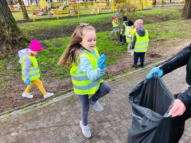 Przedszkolaki z Jędrzejowa posprzątały okolicę z okazji Światowego Dnia Ziemi. Miały przy tym dużo radości.