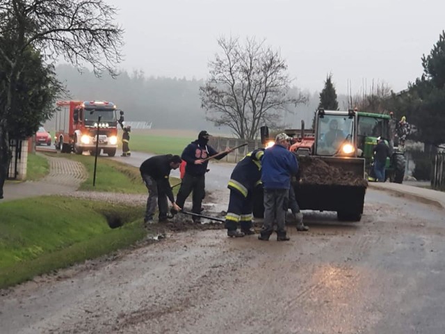 Kierowca nie zabezpieczył obornika, który wypadł na drogę.