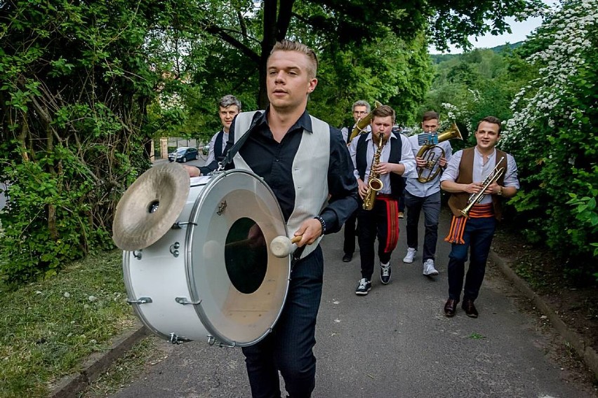 Wałbrzych: Pochód muzyczny do Harcówki w bałkańskich rytmach