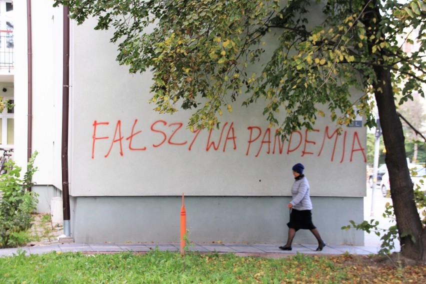 Jeden z napisów przy ul. Piłsudskiego w Zamościu