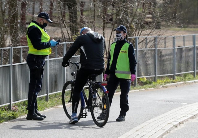 Dopiero kilka godzin przed wejściem w życie nowych obostrzeń, rząd opublikował rozporządzenie w tej sprawie. Zawiodą się jednak ci, którzy liczyli że rozwieje ono wszystkie wątpliwości dotyczące tego, które obiekty mogą funkcjonować od 12 lutego, a które będą musiały nadal być zamknięte. Choć rząd nad dokumentem pracował blisko tydzień, nie sprecyzował niejasnych przepisów, zgłaszanych przez prawników i przedsiębiorców.

Co się zmieni od 12 lutego? Co będzie dozwolone, a co zakazane? Zobacz na kolejnych slajdach, posługując się klawiszami strzałek, myszką lub gestami.

Przejdź do następnego slajdu

