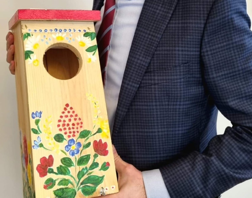 Pleszew. Nazwisko burmistrza zobowiązuje! W Międzynarodowy Dzień Ptaków pomalował budkę lęgową dla ptaków i wystawił ją na licytację! 