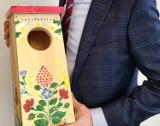 Pleszew. Nazwisko burmistrza zobowiązuje! W Międzynarodowy Dzień Ptaków pomalował budkę lęgową dla ptaków i wystawił ją na licytację! 
