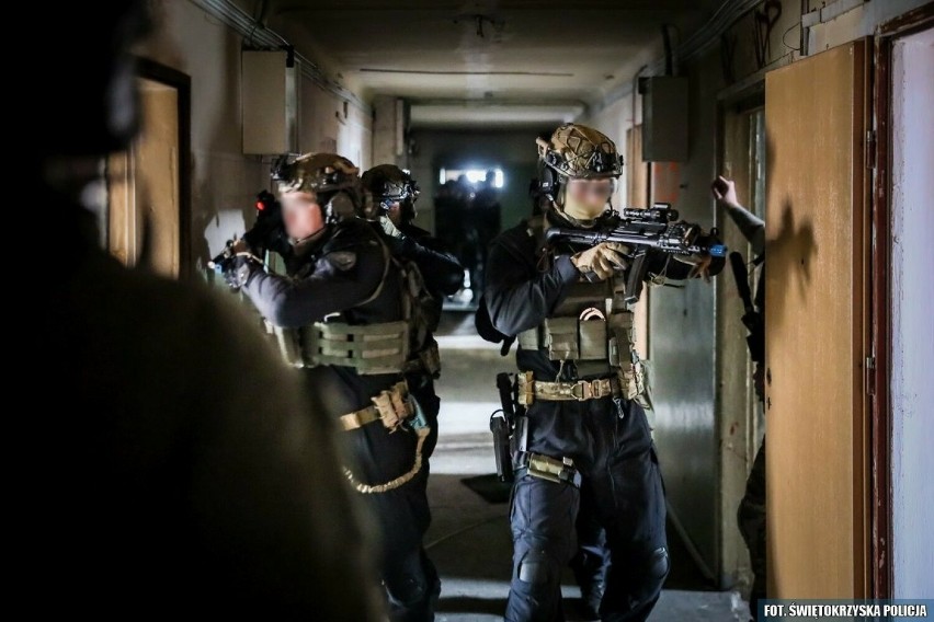 Podczas ćwiczeń policyjnych kontrterrorystów w wieżowcu przy...