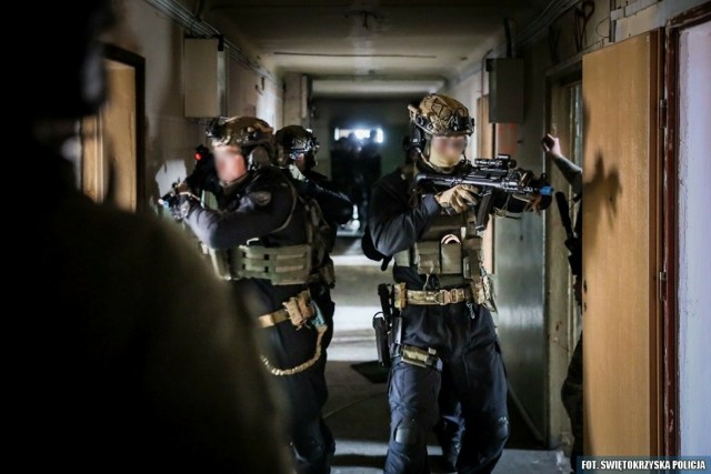 Podczas ćwiczeń policyjnych kontrterrorystów w wieżowcu przy Młodej 4 w Kielcach.