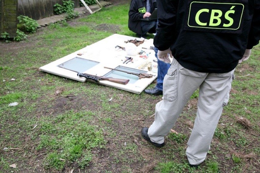 CBŚ: Policjanci z Wielkopolski zatrzymali handlarzy bronią